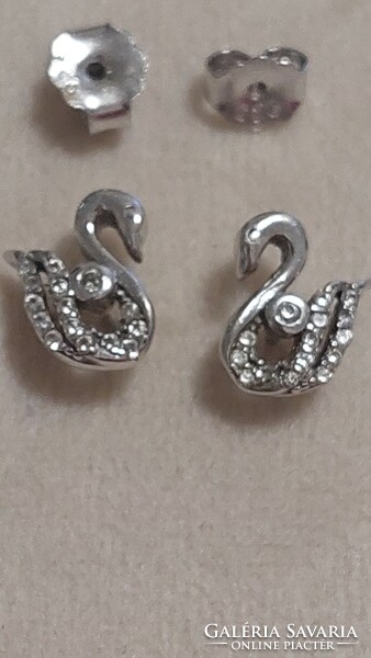 925- ös ezüst fülbevalók ajàndékba kapott sosem volt hasznàlva !Apró kővekkel van kirakva !
