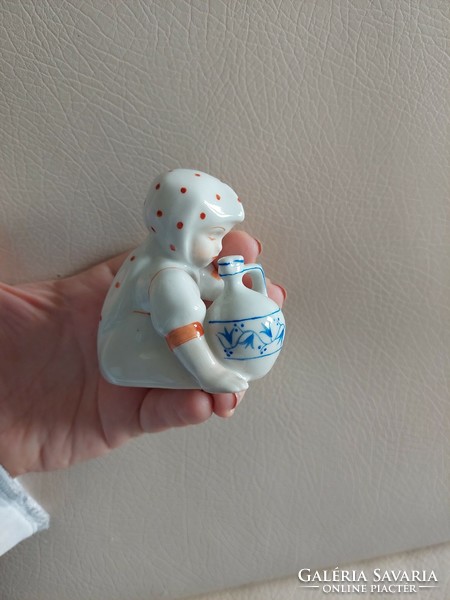 Zsolnay porcelán kislány