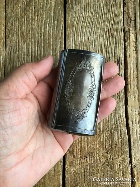 Antik ezüstözött dohánytartó doboz, kézzel vésett
