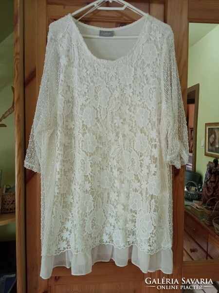 White lace blouse-tunic