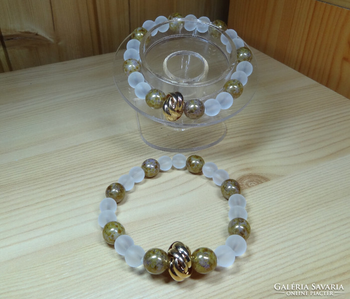 Bracelet made of 4 quality gold-plated glass beads and ice pearls.
