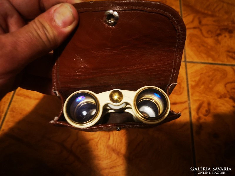 Binoculars, binoculars in a holder in a box, in good condition. Brass