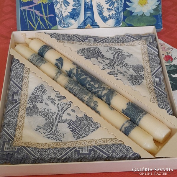 Napkin and 2 candles, in a box.