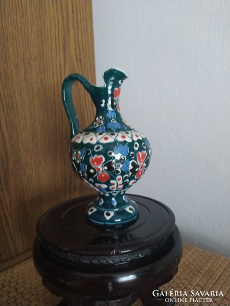Gazdagon díszített török porcelán kancsó