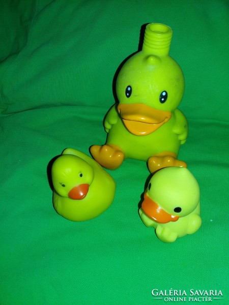 Retro plastic bathtub toy ducklings swimming in water 3 pcs in one, good condition according to the pictures