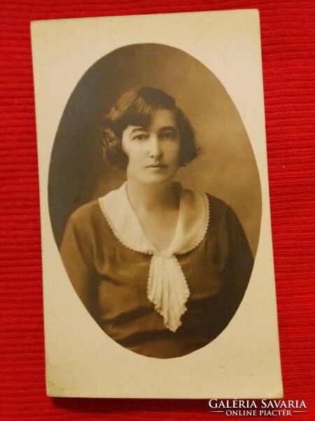 Cc. 1920 Antik bieder ovális szépia fotó hölgy portré fényképe a képek szerint