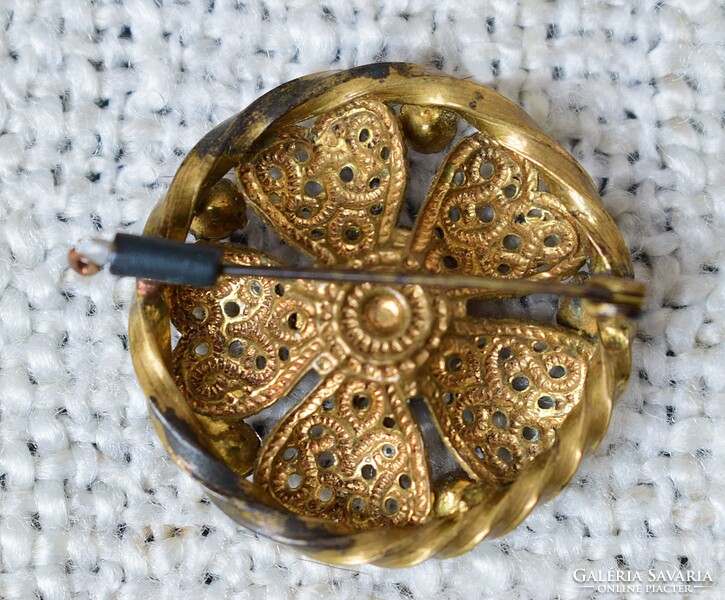 Antik  ékszer bross kitűző filigrán aranyozott fém féldrágakő díszítéssel 3cm