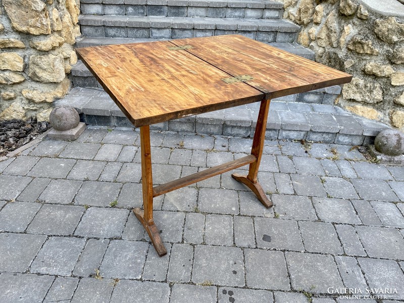 Kinyitható antik kisasztal