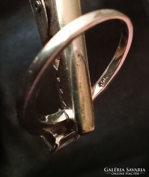 Jelzett ezüst gyűrű cirkóniàval kb.16 mm.