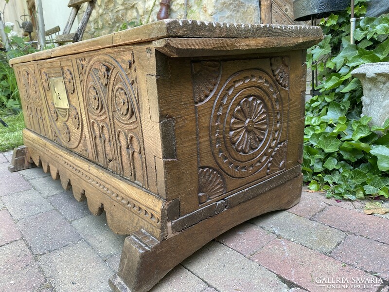 17-18. Century Gothic oak chest