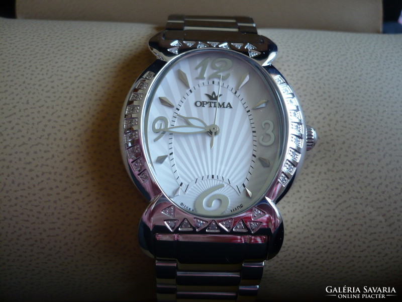 Optima Swiss Diamond egy gyönyörű és különleges óra 36 db valódi fehér gyémánttal díszítve