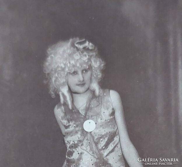 Régi vintage fiatal lány színpadon  vagy jelmezbálban, fekete-fehér fotó képeslap cca.1920..