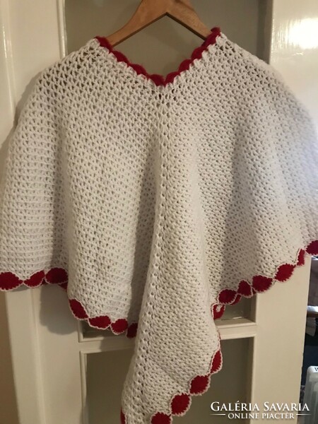 Hand-crocheted burda poncho for 8-10-year-old girls. In completely new condition. Length: 65 cm