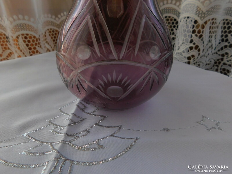 Igen szép formájú halványlila gazdagon metszett ólomkristály váza