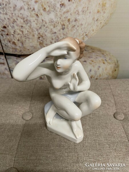 Aquincumi female nude looking into the distance porcelain a32