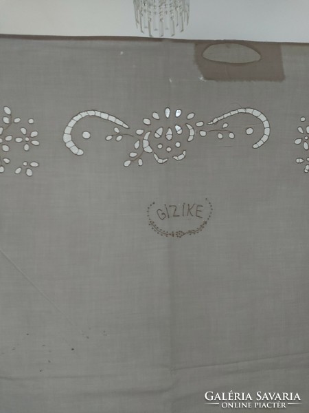 Régi, javított Gizike feliratú fehér csipkés nagy párnahuzat 90 x 73 cm