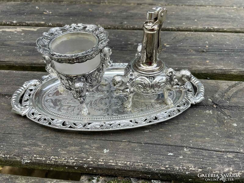 Silver-plated table set with a lion pattern