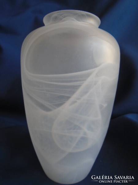 Kosta Ulrika Heidmann igen különleges technológiával készült váza vitrin állapotban 21 cm magas