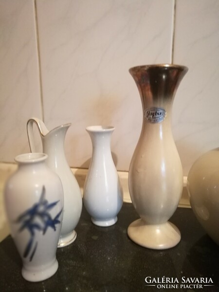 Kisebb porcelán és kerámia vázák