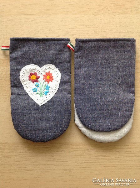 Pot holder gloves with embroidered decoration
