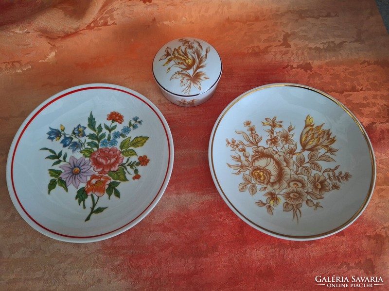 Hollóházi porcelán virágos tányér, dísztányér ( 2 darab)