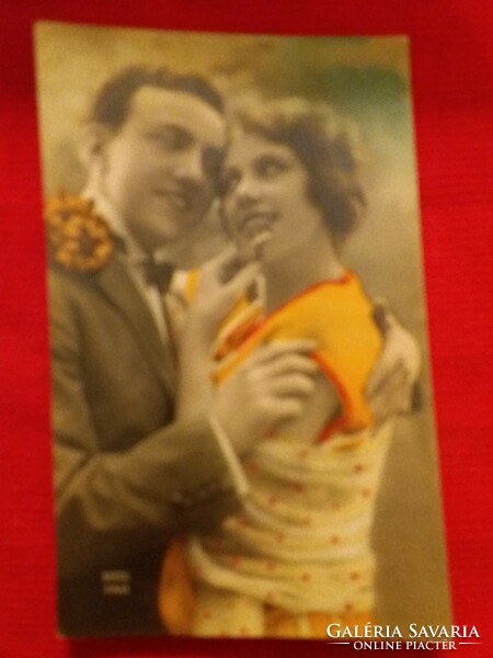 Antik 1930.Retusált képeslap fotó fiatal pár színes fotó szép állapotban a képek szerint