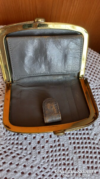 Retro német pénztárca, több fakkos,bőr, arany színű fémrészekkel, tökéletesen záródó, 11X7,5 cm.