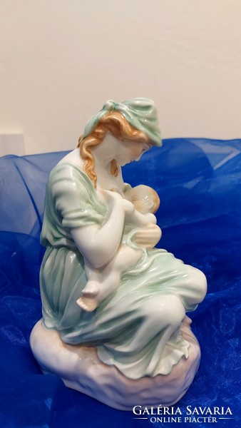 Herendi porcelán,gyermekét szoptató anya.Kézzel festett.
