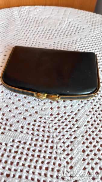 Retro német pénztárca, több fakkos,bőr, arany színű fémrészekkel, tökéletesen záródó, 11X7,5 cm.