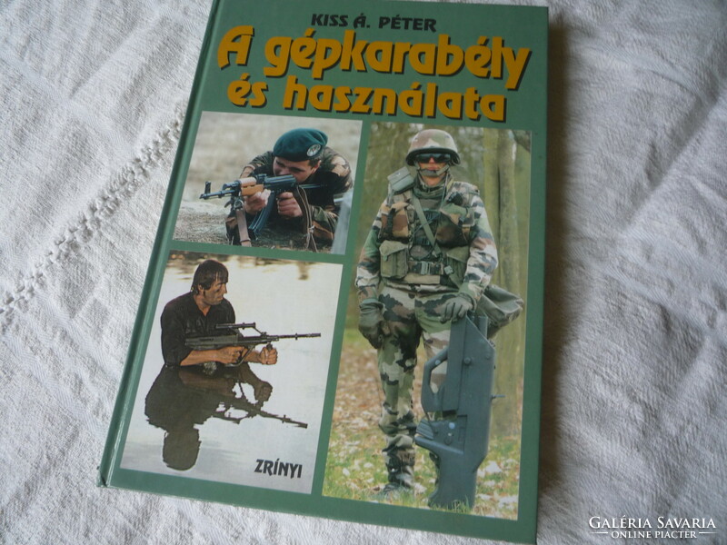 Katonai témájú könyvek.