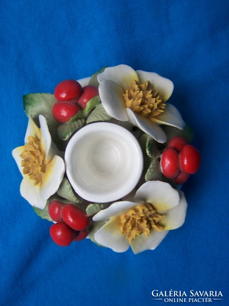 Angol porcelán gyertyatartó virágos-, bogyós díszítéssel