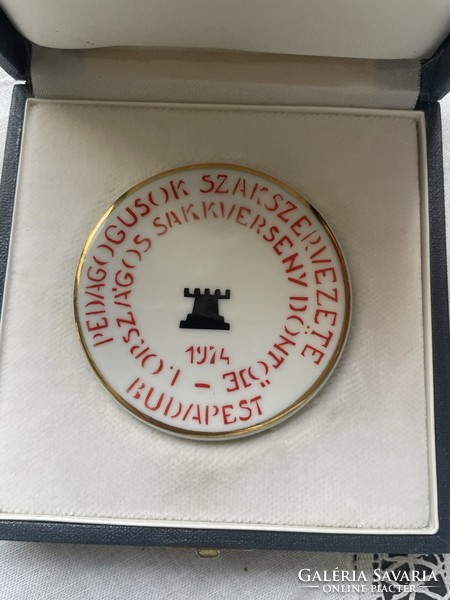 Hollóházi porcelán emlékérem 1974 - Pedagógusok Szakszerv. Orsz. Sakkverseny Döntője