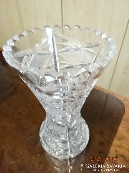 Lip crystal vase, height 20 cm, top diameter 10 cm. Jokai.