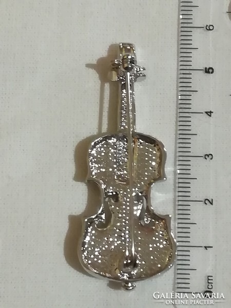Sparkling violin brooch.