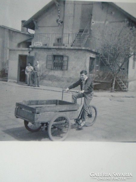 ZA451.128   Pécs - fiú  tricikli kocsival  -   régi fotó  1959