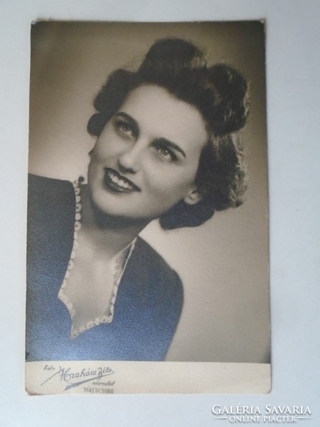 ZA451.108  Hölgy fotója - Ábrahám Béla műterméből Békéscsaba 1940-50's
