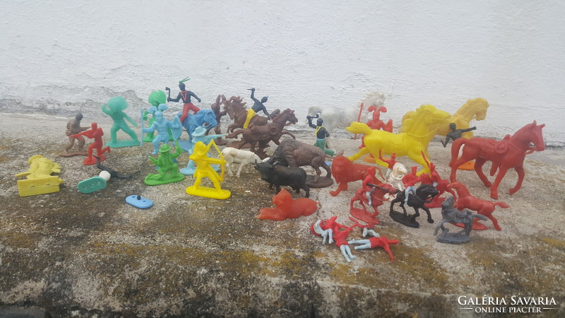 Old plastic soldiers, accessories