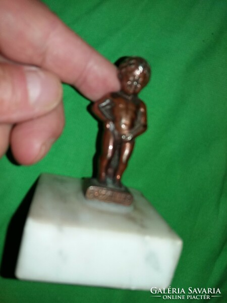 Miniature bronze + marble sole statue of a small boy peeing in Brussels on a Brussels mannequin 10 cm according to the pictures