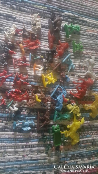 Old plastic soldiers, accessories