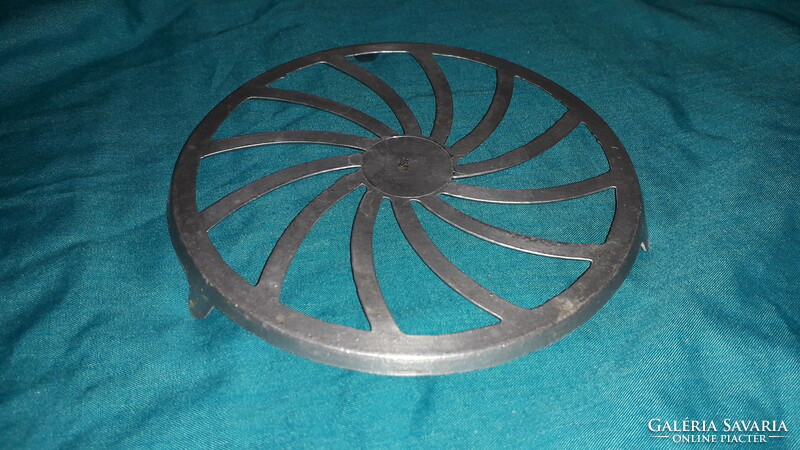 Now it is an antique pot with a foot, aluminum saucer 17 cm, in good condition according to the pictures