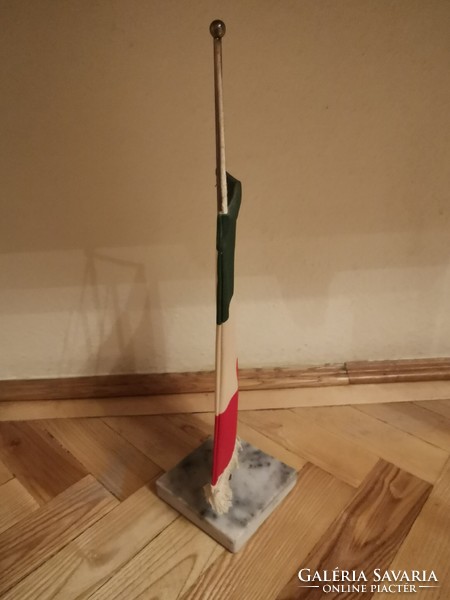 Asztali olasz zászló talppal | 40,5 cm