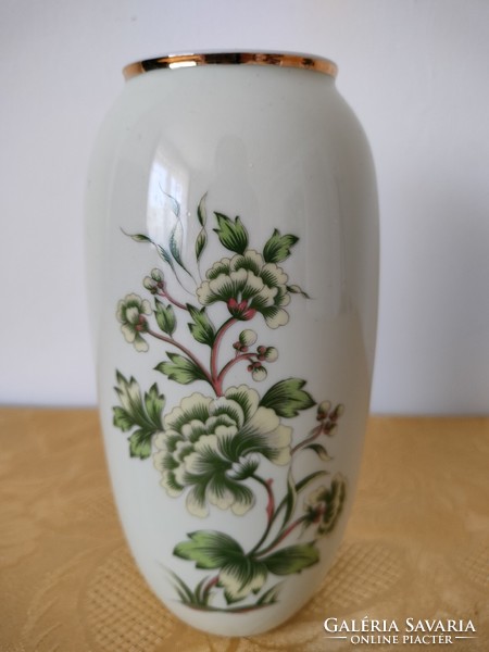 Raven's house carnation pattern vase with gilded border