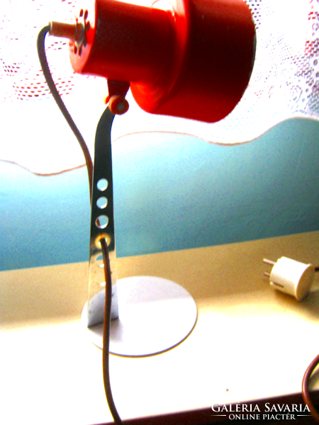 Formatervezett retro szarvasi fém asztali lámpa