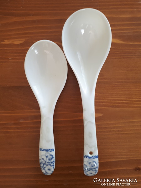 2 Chinese spoons