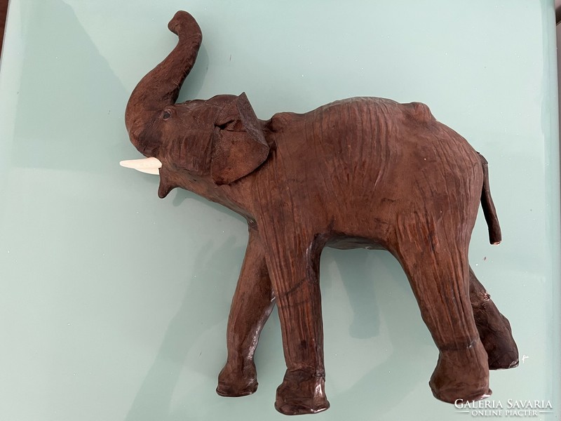 Szerencsehozó elefánt szobor bőr és fa