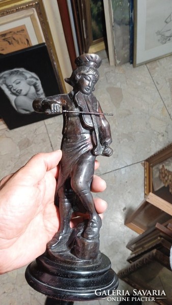 Szecessziós fém szobor, 18 cm-es magasságú alkotás.