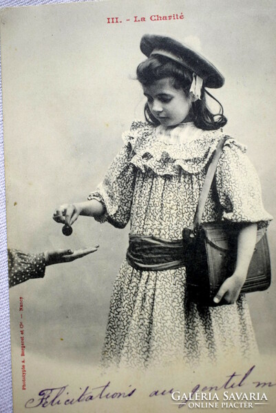 Antik  fotó képeslap adakozó kisleány
