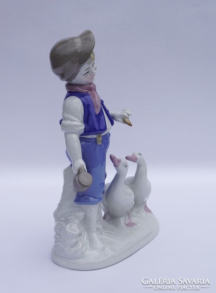 Német porcelán figura GDR Lippelsdorf Hilla Peyk ludakat etető kisfiú