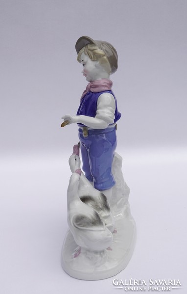 Német porcelán figura GDR Lippelsdorf Hilla Peyk ludakat etető kisfiú