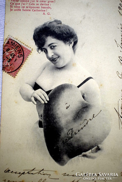 Antik  fotó képeslap hölgy hatalmas szívvel